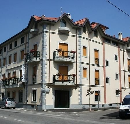 Locanda Sant'Ambrogio Cislago ภายนอก รูปภาพ